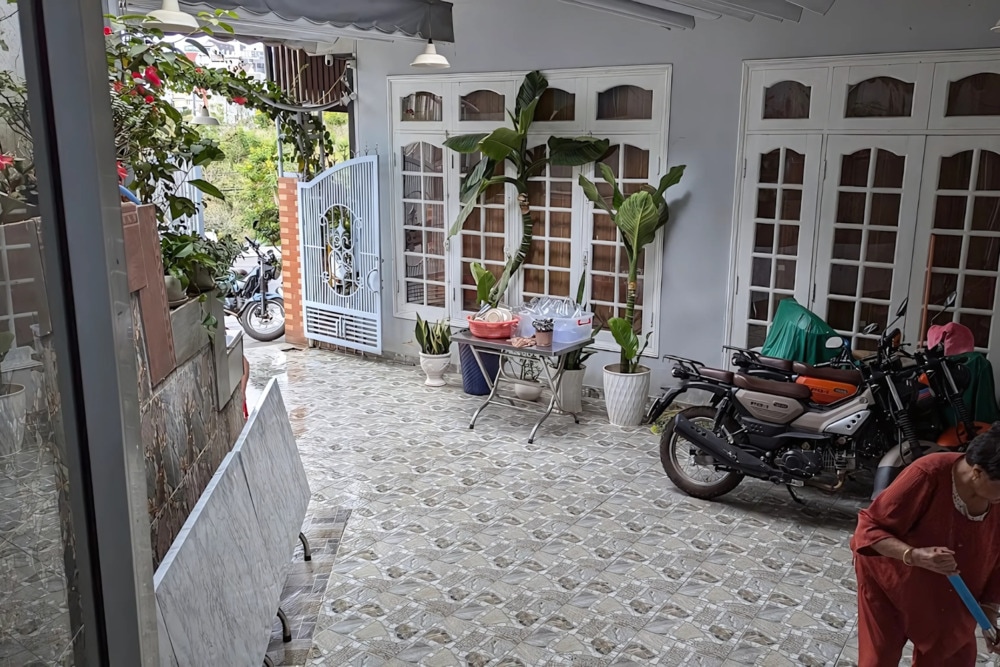 Không gian quán trong hẻm nhỏ nhưng khá rộng rãi và thoáng mát 